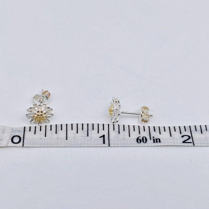 Mio Queena - 8mm Daisy Ear Studs