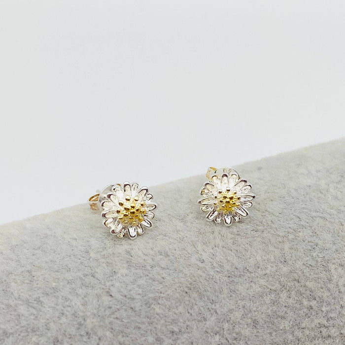 Mio Queena - 8mm Daisy Ear Studs