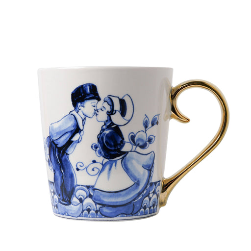 Kissing couple gold mug