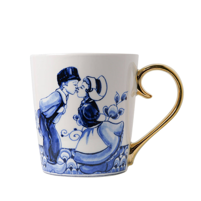 Kissing couple gold mug