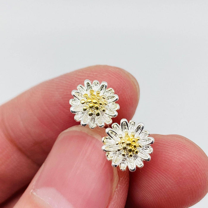 Mio Queena - 8mm Daisy Ear Studs